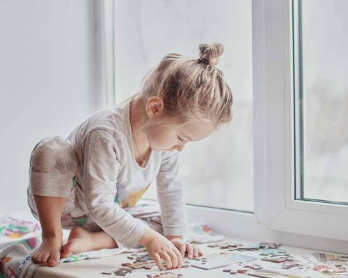 little-girl-collects-puzzles